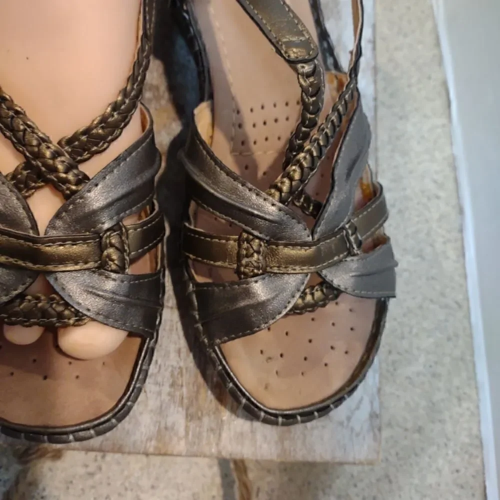 👍 Easy Spirit Bronze Strappy Sandals Size 7 M. A14